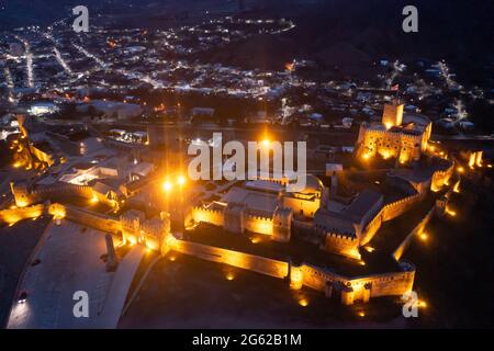 Vue de drone du château de Rabati Akhaltsikhe la nuit, Géorgie Banque D'Images