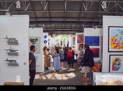 Londres, Royaume-Uni. 1er juillet 2021. Espace d'exposition animé le jour d'ouverture de l'autre foire artistique. Présenté par Saatchi Art, le salon d'art présente plus de 100 artistes émergents et se tient du 1-4 au 23 juillet à West Handyside Canopy, à King's Cross. Crédit : SOPA Images Limited/Alamy Live News Banque D'Images