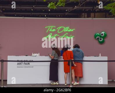 Londres, Royaume-Uni. 1er juillet 2021. Les personnes arrivant le jour d'ouverture de l'autre foire artistique.présenté par Saatchi Art, le salon d'art présente plus de 100 artistes émergents et a lieu le 1-4 juillet à West Handyside Canopy à King's Cross. Crédit : SOPA Images Limited/Alamy Live News Banque D'Images