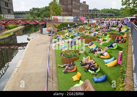 Londres, Royaume-Uni. 1er juillet 2021. On voit les gens regarder le championnat de tennis de Wimbledon sur un écran en plein air à Granary Square à King's Cross, Londres.Summer Love, un festival de cinéma en plein air gratuit des cinémas Everyman, présentera des films, ainsi que Wimbledon et Tour de France, Sur un grand écran extérieur tout au long de la journée et en soirée du 1er au 25 juillet 2021. Crédit : SOPA Images Limited/Alamy Live News Banque D'Images