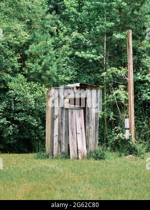 Ancien toit de terrasse en bois dans les zones rurales de l'Alabama, aux États-Unis. Banque D'Images