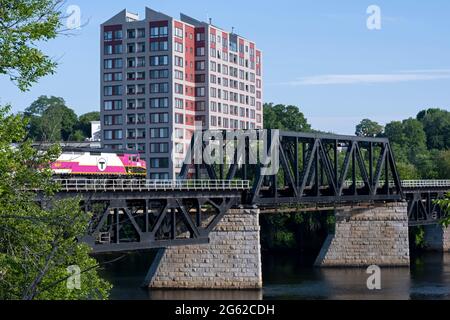 Haverhill, Massachusetts, États-Unis, 28 juin 2021 : un train de banlieue de la Massachusetts Bay Transit Authority traverse la rivière Merrimack.- Haverhill ma Banque D'Images