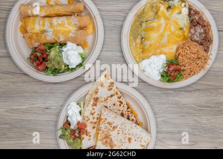 Festin mexicain composé de quesadilla, poulet taquitos, et enchiladas pour le déjeuner. Banque D'Images