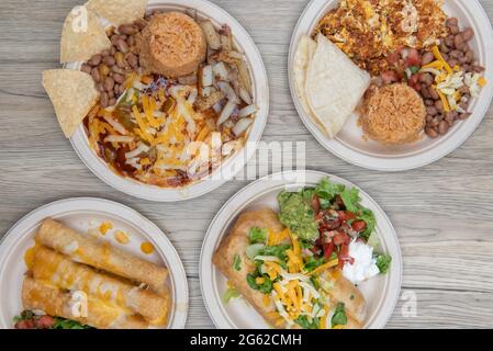 Festin mexicain composé d'un chimichanga, taquitos de poulet, chorizo et oeufs, et huevos éleveurs pour un choix entre le petit-déjeuner et le déjeuner. Banque D'Images