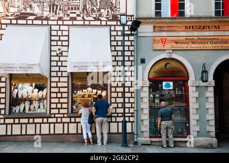 Gdansk, Pologne - 12 juin 2019 : rue de la vieille ville, boutique d'accessoires de bijoux ambres Banque D'Images
