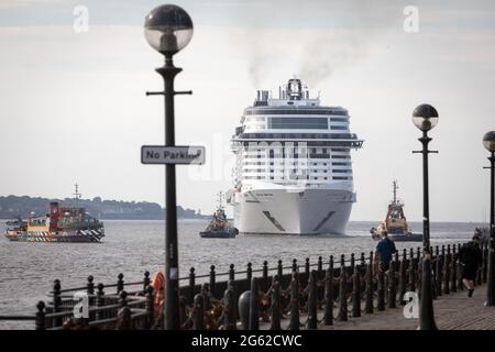 Le bateau de croisière MSC Virtuosa éclipse le Mersey Ferry alors qu'il se prépare à partir de Liverpool lors de son premier voyage autour des îles britanniques Banque D'Images