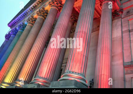 La façade sud du St George's Hall, Liverpool, s'illuminait dans des couleurs arc-en-ciel Banque D'Images