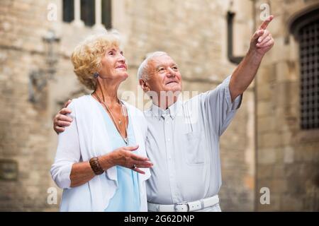Couple senior admirant les sites touristiques de la ville Banque D'Images