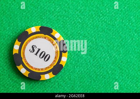 Casino Poker Chip sur Green Felt Table. Banque D'Images
