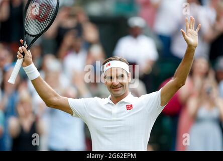 Londres, Grande-Bretagne. 1er juillet 2021. Roger Federer, de Suisse, réagit après avoir remporté le deuxième tour du match des hommes entre Roger Federer, de Suisse, et Richard Gasquet, de France, au championnat de Wimbledon à Londres, en Grande-Bretagne, le 1er juillet 2021. Credit: Han Yan/Xinhua/Alay Live News Banque D'Images