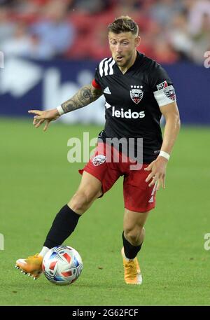 Washington, DC, États-Unis. 19 juin 2021. 20210619 - Paul ARRIOLA, milieu de terrain de D.C. United (7) avance le ballon contre Inter Miami FC dans la seconde moitié à Audi Field à Washington. Crédit : Chuck Myers/ZUMA Wire/Alay Live News Banque D'Images