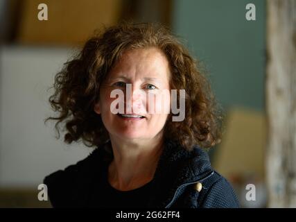 24 juin 2021, Brandebourg, Templatztal/OT Rohrlam: Kirsten Sattler, directeur général du service de livraison biologique "Landkorb". L'entreprise familiale dans le petit village dans le nord-ouest du Brandebourg fournit actuellement environ 4000 clients dans la région de Berlin et le nord du Brandebourg avec des légumes, des salades et des herbes ainsi que de nombreux autres produits biologiques. Photo: Soeren Stache/dpa-Zentralbild/dpa Banque D'Images