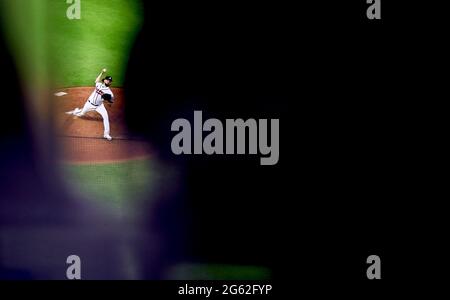 Atlanta, Géorgie, États-Unis. 1er juillet 2021. Le lanceur Atlanta Braves Ian Anderson livre un terrain lors du quatrième repas d'un match MLB contre les mets de New York au Truist Park à Atlanta, en Géorgie. Austin McAfee/CSM/Alamy Live News Banque D'Images