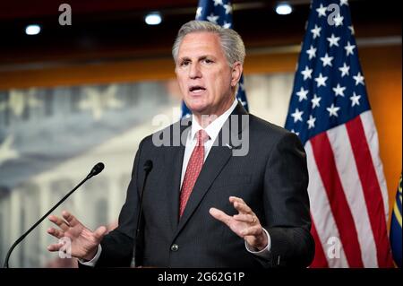 Washington, États-Unis. 1er juillet 2021. Kevin McCarthy (R-CA), chef de la Chambre minoritaire, prend la parole lors de sa conférence de presse hebdomadaire. Crédit : SOPA Images Limited/Alamy Live News Banque D'Images