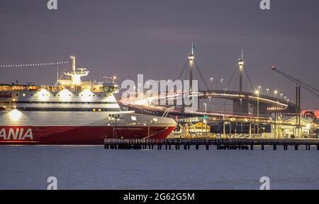 Melbourne Australie, The Spirit of Tasmania Ferry au quai de Port Melbourne avec le pont West Gate en arrière-plan. Banque D'Images