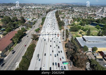 Vue aérienne du trafic sur l'autoroute California State route 60, jeudi 1er juillet 2021, à Los Angeles. Banque D'Images