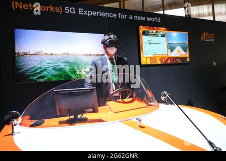(210702) -- BARCELONE, le 2 juillet 2021 (Xinhua) -- UN membre du personnel démontre la conduite d'un bateau à distance via la technologie 5G et VR au stand de la société française Orange au Mobile World Congress 2021 (MWC21) à Barcelone, Espagne, le 29 juin 2021. L'une des technologies les plus utilisées au MWC21 Barcelone cette semaine était 5G, la norme technologique de cinquième génération pour les réseaux cellulaires à large bande. Les entreprises présentes au grand salon international qui a été lancé l'année dernière en raison de la pandémie ont apporté une gamme de solutions technologiques basées sur les 5G à l'événement qui a eu lieu entre juin 28 et Banque D'Images