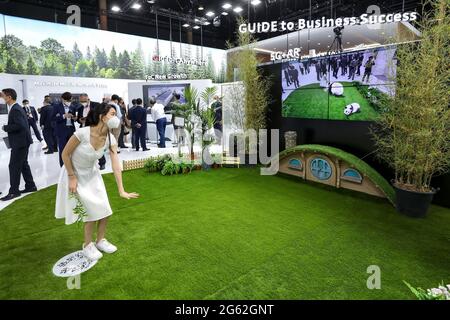 (210702) -- BARCELONE, 2 juillet 2021 (Xinhua) -- UN membre du personnel présente la technologie 5G AR au stand de la société chinoise Huawei au Mobile World Congress 2021 (MWC21) à Barcelone, Espagne, le 28 juin 2021. L'une des technologies les plus utilisées au MWC21 Barcelone cette semaine était 5G, la norme technologique de cinquième génération pour les réseaux cellulaires à large bande. Les entreprises présentes au grand salon international qui a été lancé l'année dernière en raison de la pandémie ont apporté une série de solutions technologiques basées sur les 5G à l'événement qui s'est déroulé entre juin 28 et juillet 1er. (Xinhua/Zhan Banque D'Images