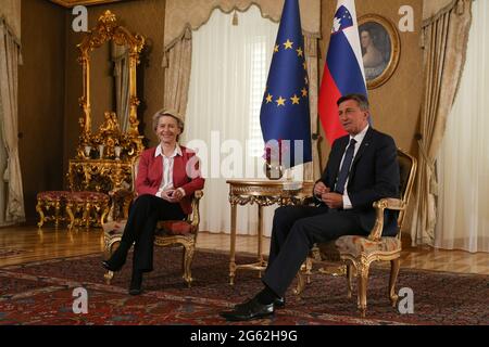 Brdo PRI Kranju, Slovénie. 1er juillet 2021. Le président de la Commission européenne, Ursula von der Leyen (L), et le président slovène, Borut Pahor, se réunissent à Brdo pri Kranju, en Slovénie, le 1er juillet 2021. La Slovénie a officiellement repris jeudi la présidence du Conseil de l'Union européenne (UE), qui a duré six mois, en mettant l'accent sur la lutte contre la pandémie COVID-19 et la reprise, en renforçant la résilience aux crises futures, ainsi que sur l'élargissement de l'UE. Credit: Zeljko Stevanic/Xinhua/Alay Live News Banque D'Images