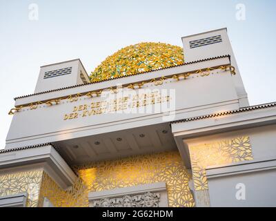 Sécession Building Golden Dome à Vienne, Autriche, a également appelé la Sécession de Wiener - avec l'inscription "à chaque âge son art, à chaque art sa liberté". Banque D'Images