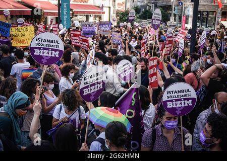 Istanbul, Turquie. 1er juillet 2021. Les manifestants tiennent des écriteaux pendant la manifestation. Protestation contre le retrait du pays de la Convention d'Istanbul contre la violence à l'égard des femmes. La principale manifestation a eu lieu à Istanbul dans la région de Tunel, non loin de la place Taksim. (Photo par Ibrahim Oner/SOPA Images/Sipa USA) crédit: SIPA USA/Alay Live News Banque D'Images