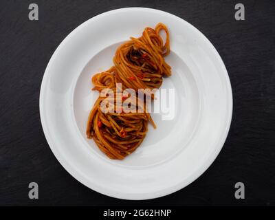 Spaghetti all'Assassina Pasta, spécialité de Bari, Puglia, Italie, vue de dessus Banque D'Images