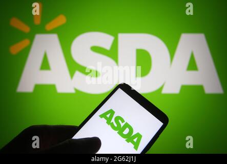 Ukraine. 1er juillet 2021. Dans cette illustration, le logo Asda (Asda Stores Limited) d'une entreprise de supermarché est visible sur un smartphone et un écran d'ordinateur. (Photo de Pavlo Gonchar/SOPA Images/Sipa USA) crédit: SIPA USA/Alay Live News Banque D'Images