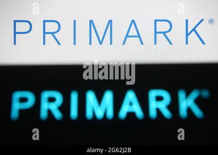 Ukraine. 1er juillet 2021. Dans cette illustration, un logo Primark d'un détaillant de mode rapide irlandais est visible sur un smartphone et un écran de pc. (Photo de Pavlo Gonchar/SOPA Images/Sipa USA) crédit: SIPA USA/Alay Live News Banque D'Images