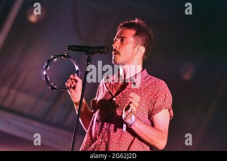 Vilanova la Geltru, Espagne. 1er juillet 2021: Le chanteur espagnol Juan Pedro Martín, voix du groupe Vetusta Morla se produit au Festival de Vida.le groupe de musique indie espagnole Vetusta Morla se produit au Festival de Vida en face de 10,000 personnes sans distance sociale mais avec FFP2 masque Vida 2021, Un festival international qui se tient dans la ville de Vilanova la Geltru (Barcelone) crédit: SOPA Images Limited/Alay Live News Banque D'Images