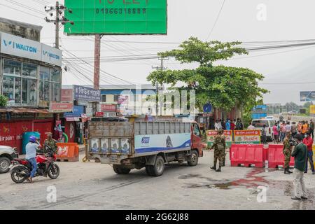 Chittagong, Bangladesh. 1er juillet 2021. Les troupes de l'armée inspectent un camion à un point de contrôle pendant le confinement.le gouvernement du Bangladesh a annoncé un verrouillage strict pour contenir la propagation du coronavirus Covid-19. (Photo par Dey Joy/SOPA Images/Sipa USA) crédit: SIPA USA/Alay Live News Banque D'Images