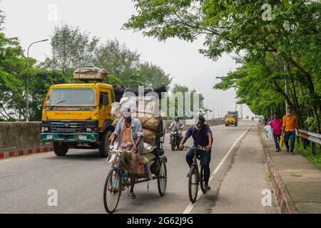 Chittagong, Bangladesh. 1er juillet 2021. On voit des gens se déplacer dans la rue pendant le confinement.le gouvernement du Bangladesh a annoncé un verrouillage strict pour contenir la propagation du coronavirus Covid-19. (Photo par Dey Joy/SOPA Images/Sipa USA) crédit: SIPA USA/Alay Live News Banque D'Images