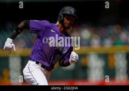 Les Rocheuses du Colorado ont laissé le fieleur Raimel Tapia (15) s'arrondit à la troisième base lors d'un match de la saison régulière de la MLB contre les pirates de Pittsburgh, le mercredi 29 juin Banque D'Images