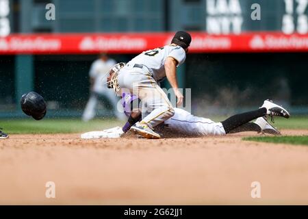 Les Rocheuses du Colorado ont laissé le joueur Raimel Tapia (15) glisser dans la deuxième base lors d'un match de la saison régulière de la MLB contre les pirates de Pittsburgh, mercredi, J Banque D'Images