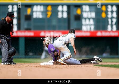 Les Rocheuses du Colorado ont laissé le joueur Raimel Tapia (15) glisser dans la deuxième base lors d'un match de la saison régulière de la MLB contre les pirates de Pittsburgh, mercredi, J Banque D'Images