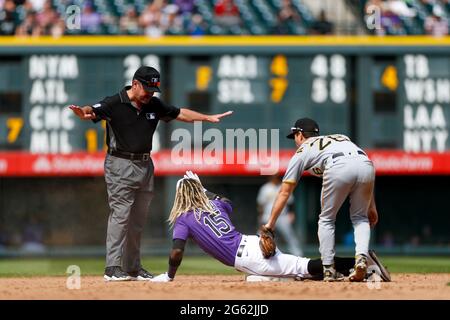 Les Rocheuses du Colorado ont laissé le joueur Raimel Tapia (15) glisser dans la deuxième base lors d'un match de la saison régulière de la MLB contre les pirates de Pittsburgh, mercredi, J Banque D'Images