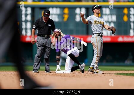 Les Rocheuses du Colorado ont laissé le joueur Raimel Tapia (15) glisser dans la deuxième base lors d'un match de la saison régulière de la MLB contre les pirates de Pittsburgh, mercredi, J Banque D'Images