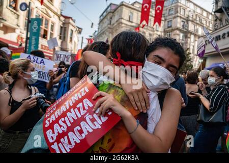 Istanbul, Turquie. 1er juillet 2021. Deux manifestants sont vus s'embrasser au cours de la manifestation.des centaines de femmes se sont rassemblées au cœur d'Istanbul pour protester contre la décision du Président Erdogan de retirer la Turquie de la Convention d'Istanbul, un traité international visant à lutter contre la violence contre les femmes. Crédit : SOPA Images Limited/Alamy Live News Banque D'Images