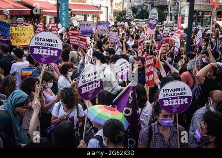 Istanbul, Turquie. 1er juillet 2021. Les manifestants tiennent des écriteaux pendant la manifestation. Protestation contre le retrait du pays de la Convention d'Istanbul contre la violence à l'égard des femmes. La principale manifestation a eu lieu à Istanbul dans la région de Tunel, non loin de la place Taksim. Crédit : SOPA Images Limited/Alamy Live News Banque D'Images