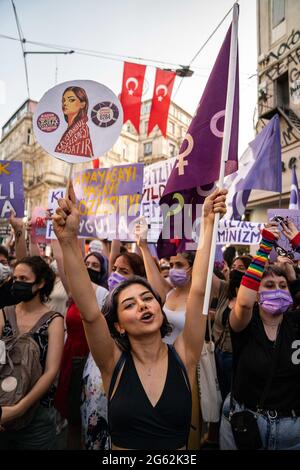 Istanbul, Turquie. 1er juillet 2021. Un manifestant est vu crier des slogans pendant la manifestation.des centaines de femmes se sont rassemblées au cœur d'Istanbul pour protester contre la décision du Président Erdogan de retirer la Turquie de la Convention d'Istanbul, un traité international visant à lutter contre la violence contre les femmes. Crédit : SOPA Images Limited/Alamy Live News Banque D'Images