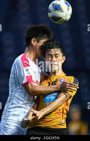 Buriram, Thaïlande. 30 juin 2021. Siwakorn Jakkuprasat (R) de Port FC vu en action lors du match de groupe J de la Ligue des champions de l'AFC 2021 entre Cerezo Osaka et Port FC au stade Buriram.(score final; Cerezo Osaka 1:1 Port FC) Credit: SOPA Images Limited/Alay Live News Banque D'Images