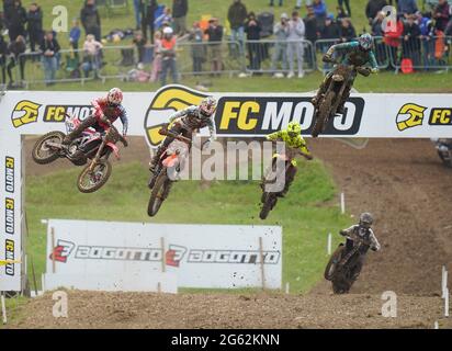 Les cavaliers font un saut lors de la course 1 du MX2 dans la jambe britannique des Championnats du monde de motocross FIM 2021 le dimanche 27 juin 2021, à Matterley Basin, Wisconsin Banque D'Images