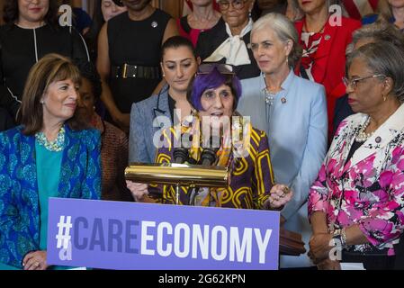 Rosa DeLauro (démocrate du Connecticut), Représentante des États-Unis, fait des remarques lors de la conférence de presse sur l'économie des soins, au Capitole des États-Unis à Washington, DC, Etats-Unis, le jeudi 1er juillet, 2021. Photo de Rod Lamkey/CNP/ABACAPRESS.COM Banque D'Images