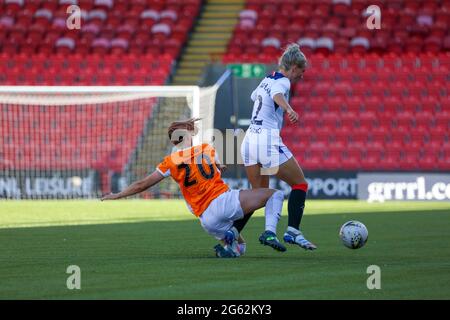 Glasgow, Royaume-Uni. 06e juin 2021. Rachel McLauchan (12 Rangers) est affrontée par Julia Molin (20 Glasgow City) lors du match de la première ligue des femmes écossaises entre Glasgow City et les Rangers joué au stade Broadwood à Glasgow, Écosse Credit: SPP Sport Press photo. /Alamy Live News Banque D'Images