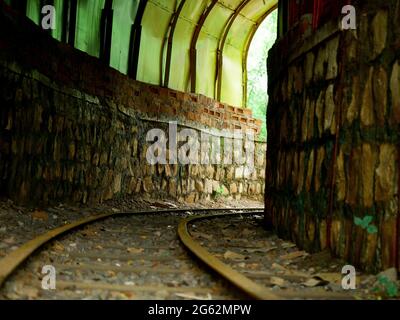 Petits trains avec vue sur l'architecture des grottes dans le jardin indien. Banque D'Images