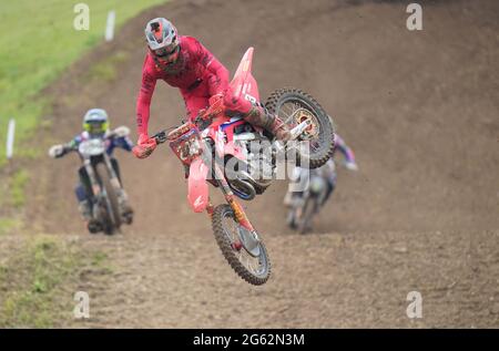 Tim Gajser (SLO), Honda - Team HRC fait un saut lors de la course 1 de la jambe britannique MXGP des Championnats du monde FIM Motocross 2021 le dimanche 27 juin Banque D'Images