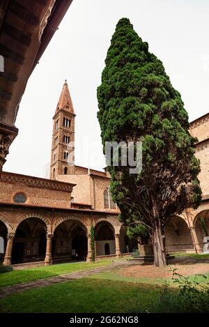 Arches, tour et arcade dans le cloître de la basilique de Santa Novella. Florence, italie Banque D'Images