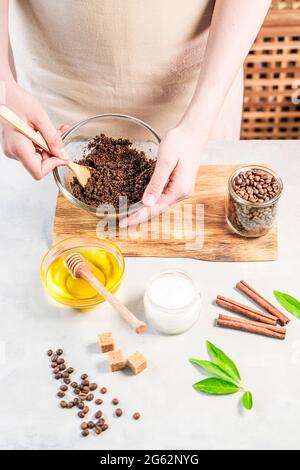 Femme mélangeant des ingrédients préparant un gommage au café ou un masque pour le traitement de la peau Banque D'Images