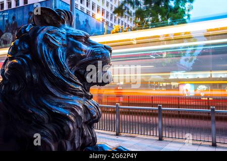 Les célèbres lions devant la banque HSBC, le quartier financier central, Hong Kong, Chine. Banque D'Images