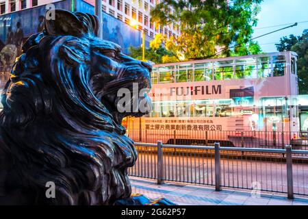 Les célèbres lions devant la banque HSBC, le quartier financier central, Hong Kong, Chine. Banque D'Images