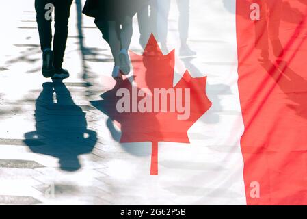 Le drapeau national du Canada et l'ombre des gens, image conceptuelle Banque D'Images